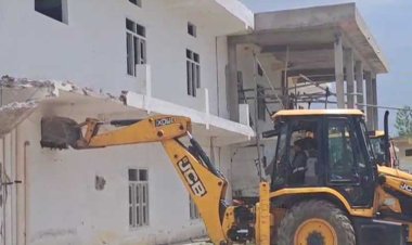 धर्मांतरण के आरोपी छांगुर बाबा की कोठी पर चला बुलडोजर