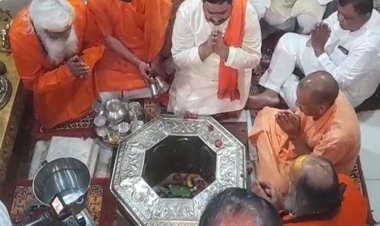 मुख्यमंत्री योगी आदित्यनाथ ने दूधेश्वर नाथ मंदिर में की पूजा, कांवड़ियों पर की पुष्पवर्षा