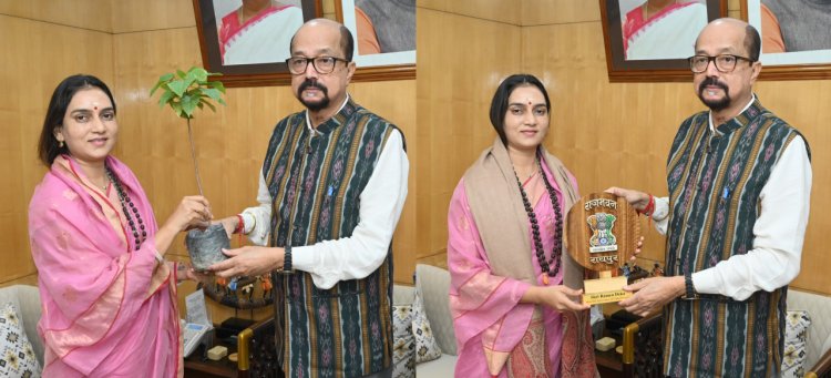 रायपुर : राज्यपाल श्री डेका से वाटर वुमेन सुश्री पाठक ने की सौजन्य भेंट