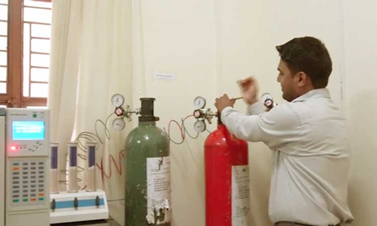 IIT BHU के छात्रों ने बैक्टीरिया से बनाई हाइड्रोजन गैस, ईंधन संकट का समाधान संभव