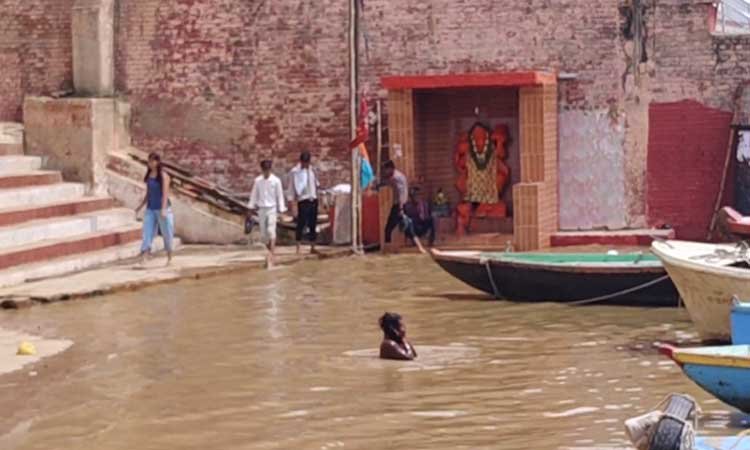 वाराणसी में गंगा उफान पर: घाटों पर अलर्ट, जलस्तर लगातार बढ़ रहा