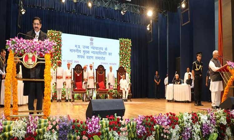 राज्यपाल श्री पटेल ने न्यायमूर्ति श्री सचदेवा को मुख्य न्यायाधिपति की शपथ दिलाई