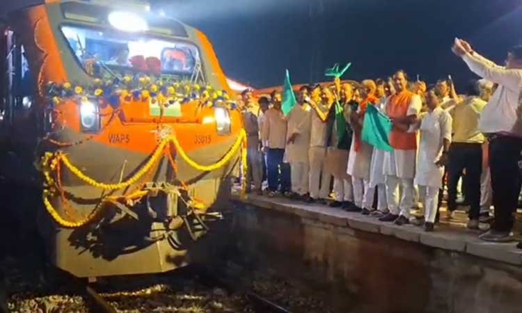 अमृत भारत ट्रेन को मंत्री संतोष सिंह ने दिखाई हरी झंडी