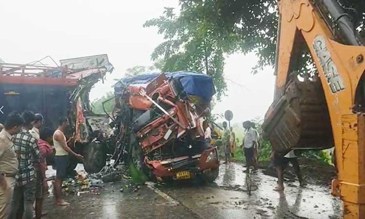 आम और गैस से लदे दो ट्रकों की भीषण टक्कर