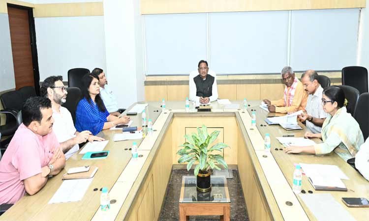 रायपुर : मुख्यमंत्री श्री विष्णु देव साय ने कहा—सड़कों पर विचरण करने वाले निराश्रित पशुओं की प्रभावी रोकथाम सुनिश्चित करें