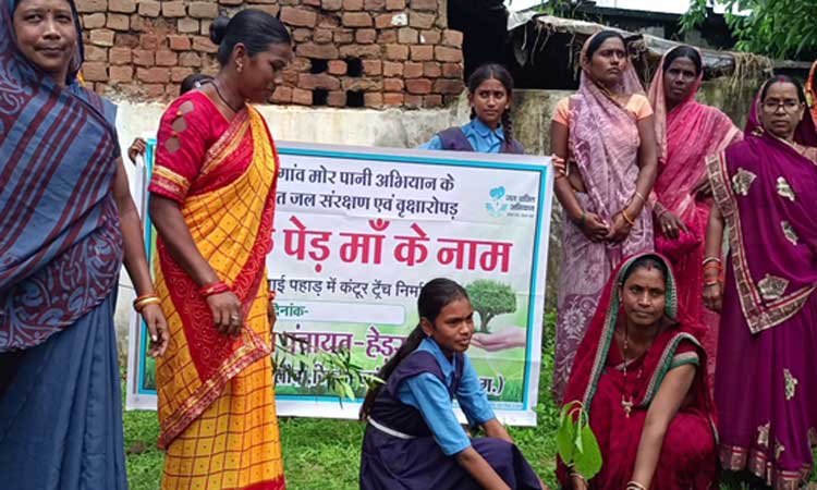 “एक पेड़ मां के नाम” अभियान में ग्रामीणों की भागीदारी