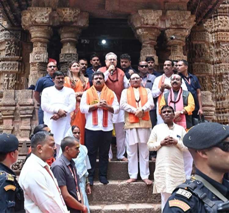 रायपुर : हर-हर महादेव से गूंज उठा भोरमदेव : मुख्यमंत्री श्री विष्णुदेव साय ने हेलीकॉप्टर से पुष्पवर्षा कर हजारों कांवड़ियों का किया भव्य स्वागत