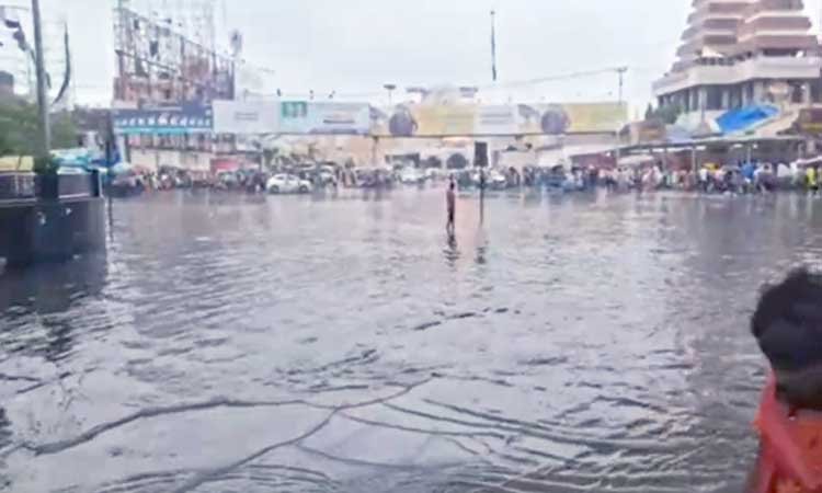 बिहार में फिर बरसे बादल, पटना की सड़कों पर भरा पानी