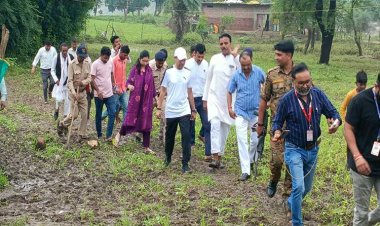 कलेक्टर आदित्य सिंह ने बाढ़ प्रभावित गांवों का दौरा कर सुनी पीड़ितों की समस्याएं