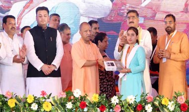 स्वदेशी अपनाएं, देश बनाएं: अलीगढ़ में सीएम योगी ने ₹958 करोड़ की विकास परियोजनाओं का लोकार्पण किया