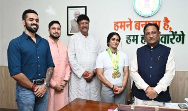 रायपुर : मुख्यमंत्री से एशियन अफ्रीकन पैसिफिक पावरलिफ्टिंग चैंपियनशिप की स्वर्ण पदक विजेता सुश्री नमी राय पारेख ने की मुलाकात