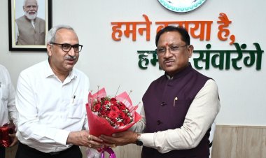 रायपुर : मुख्यमंत्री श्री विष्णु देव साय से भिलाई स्टील प्लांट के नवनियुक्त निदेशक श्री चित्त रंजन महापात्र ने की सौजन्य मुलाकात