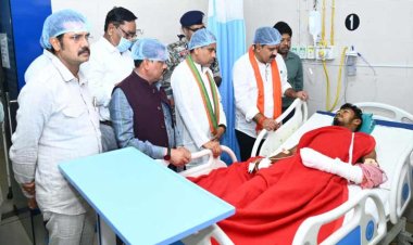 रायपुर : उपमुख्यमंत्री श्री विजय शर्मा ने मेडिकल कॉलेज हॉस्पिटल पहुंच आईडी ब्लास्ट में घायल ग्रामीण और भालू के हमले में घायल जवान से भेंटकर पूछा स्वास्थ्य का हाल