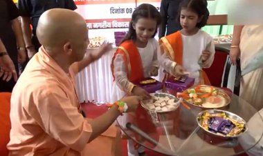 लखनऊ में बच्चियों से राखी बंधवाकर भावुक हुए योगी आदित्यनाथ