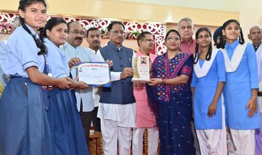 रायपुर : मुख्यमंत्री श्री विष्णुदेव साय शहीद विनोद सिंह कौशिक मेधावी छात्र अभिनंदन समारोह में शामिल, मेधावी छात्रों का बढ़ाया उत्साह