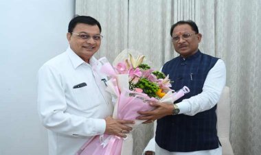 रायपुर : मुख्यमंत्री श्री साय से वाणिज्य एवं उद्योग मंत्री श्री लखनलाल देवांगन ने की सौजन्य मुलाकात