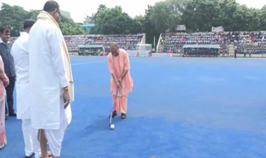 राष्ट्रीय खेल दिवस पर सीएम योगी ने खेला हॉकी, दिलाई फिट इंडिया की शपथ