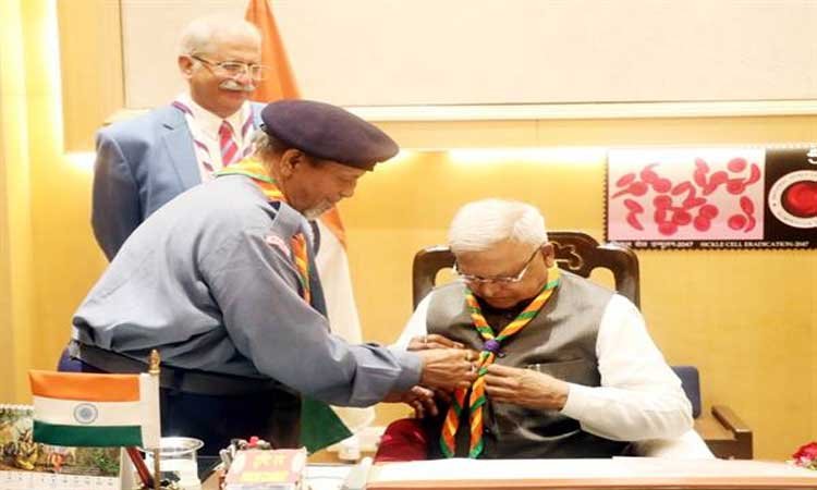राज्यपाल श्री पटेल को स्काउट्स स्कार्फ पहनाकर किया सम्मानित