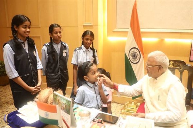 राज्यपाल श्री पटेल को स्कूल की बालिकाओं ने बाँधी राखी