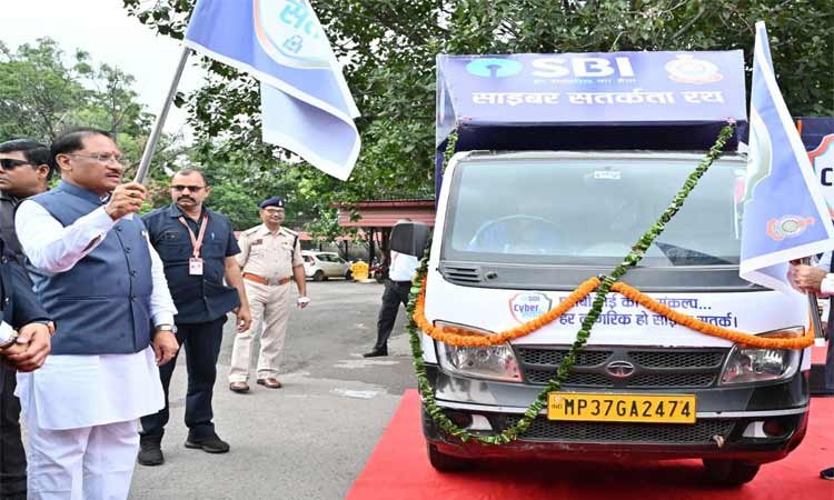 रायपुर : मुख्यमंत्री श्री साय ने एसबीआई साइबर सुरक्षा रथ को झंडी दिखाकर किया रवाना