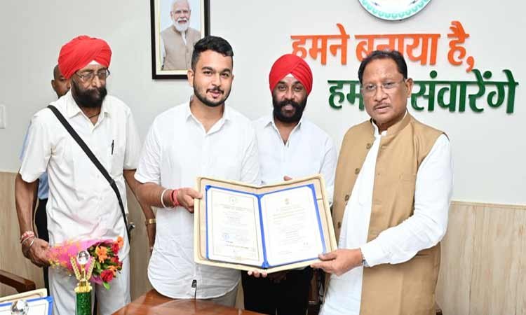 रायपुर : मुख्यमंत्री श्री विष्णु देव साय से राष्ट्रपति सम्मान से सम्मानित देवाशीष और मनतृप्त कौर ने की सौजन्य मुलाकात