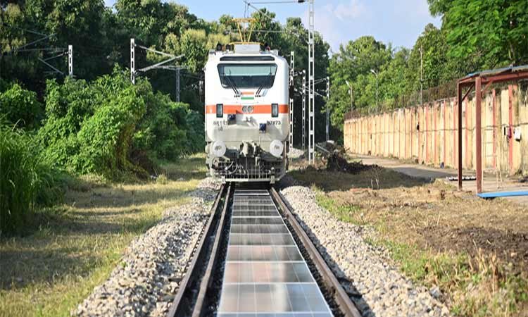 हरित ऊर्जा और लॉजिस्टिक्स में भारतीय रेलवे की नई उपलब्धियां