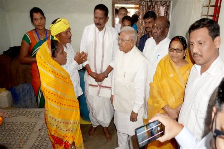 राज्यपाल श्री पटेल प्रधानमंत्री आवास योजना के हितग्राही से मिले