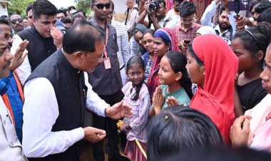 रायपुर : बाढ़ प्रभावितों का हाल जानने उनके बीच पहुँचे मुख्यमंत्री श्री साय: अधिकारियों को राहत एवं पुनर्वास कार्यों में तेजी लाने के निर्देश