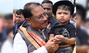 रायपुर : सरल और सहज मुख्यमंत्री श्री विष्णु देव साय का दिखा अपनत्व, नन्हे इवान को गोद में लेकर किया दुलार