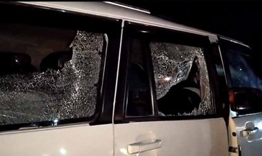 धनहा: कथार गांव में ग्रामीणों ने उत्पाद विभाग की गाड़ी पर बोला हमला, अफसर बाल-बाल बचे