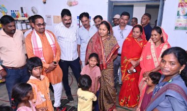 रायपुर : महिला एवं बाल विकास मंत्री श्रीमती लक्ष्मी राजवाड़े ने धरसेड़ी आंगनबाड़ी केंद्र का औचक निरीक्षण किया