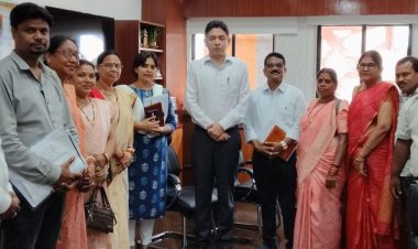 रायपुर : स्वास्थ्य सचिव श्री अमित कटारिया से बातचीत के बाद मितानिनों का आंदोलन स्थगित