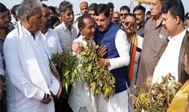 खुद उतरे खेतों में-अन्नदाताओं को लगाया गले, आपको इमोशनल कर देगा सीएम डॉ. मोहन का ये अंदाज