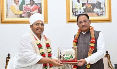 मुख्यमंत्री विष्णु देव साय से संत असंग देव जी की सौजन्य भेंट, प्रदेश की सुख-समृद्धि का आशीर्वाद प्राप्त