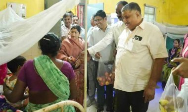 रायपुर : सेवा पखवाड़ा के अवसर पर मंत्री श्री अग्रवाल ने मरीजों के स्वास्थ्य की जानकारी ली