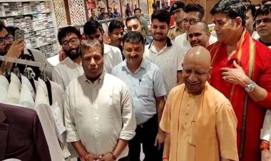 प्रधानमंत्री मोदी के जीएसटी सुधार के बाद मुख्यमंत्री योगी आदित्यनाथ ने गोरखपुर में व्यापारियों और जनता से की मुलाकात