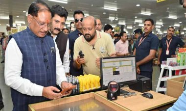 रायपुर : जब मुख्यमंत्री खुद बने ग्राहक : घरेलू सामान की शॉपिंग कर उठाया जीएसटी दरों में कटौती का लाभ