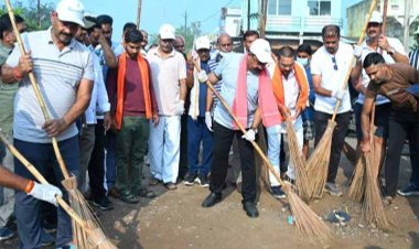 रायपुर : उप मुख्यमंत्री श्री अरुण साव की अगुवाई में महामाया मंदिर से अस्पताल तक सफाई