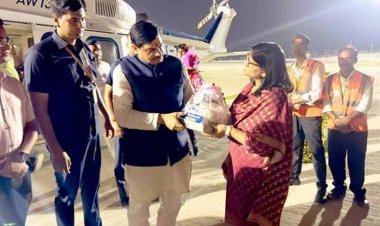 मुख्यमंत्री डॉ. यादव को भेंट की समूहों की दीदियों द्वारा बनाए गए उत्पाद डलिया