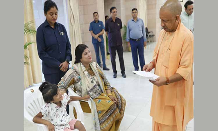 जनता दर्शन में मायरा ने सीएम योगी से मांगा एडमिशन, बोली- डॉक्टर बनना है