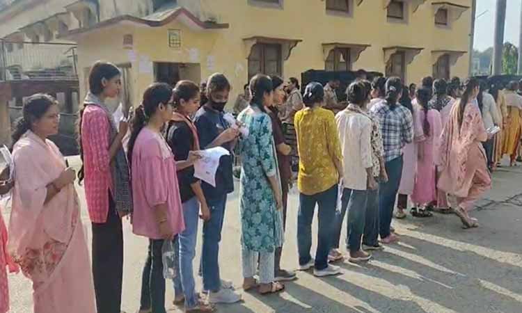 गोरखपुर में यूपीएसएसएससी पीईटी परीक्षा, 93 हजार अभ्यर्थी बने साक्षी