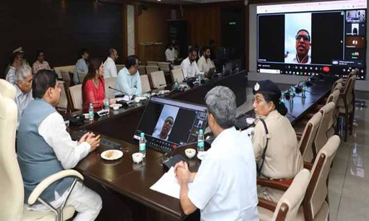 अलर्ट रहें, वर्षा के चलते सावधानी रखकर अतिरिक्त व्यवस्थाएं रखें : मुख्यमंत्री डॉ. यादव