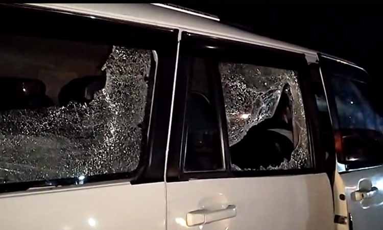 धनहा: कथार गांव में ग्रामीणों ने उत्पाद विभाग की गाड़ी पर बोला हमला, अफसर बाल-बाल बचे