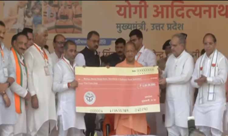 सीएम योगी ने बाढ़ प्रभावित राज्यों के लिए भेजी राहत सामग्री, हिमाचल और उत्तराखंड को 5-5 करोड़ की अतिरिक्त मदद