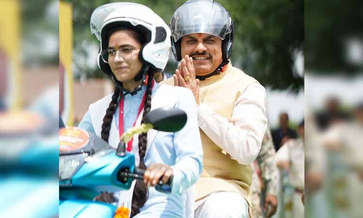 मुख्यमंत्री डॉ. यादव ने हेलमेट पहन कर विद्यार्थियों को दिया सुरक्षा का संदेश