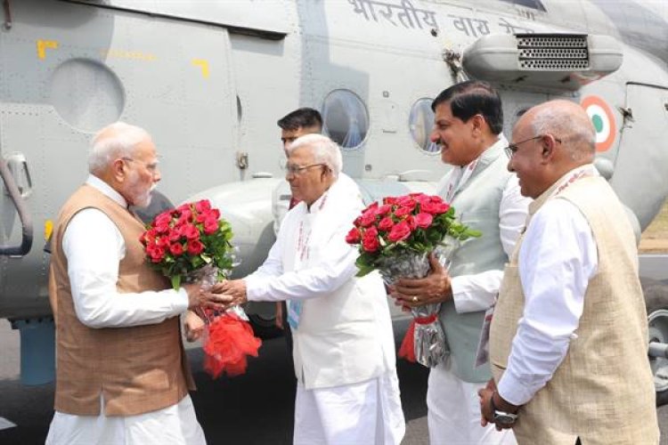 प्रधानमंत्री श्री मोदी का भैंसोला हेलीपैड पर आत्मीय स्वागत