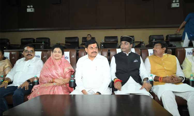 मुख्यमंत्री डॉ. मोहन यादव ने सेवा पखवाड़े के तहत गुरूवार को भोपाल में प्रधानमंत्री श्री नरेन्द्र मोदी जी के जीवन पर आधारित लघु फिल्म ‘‘चलो जीते हैं‘‘ देखी