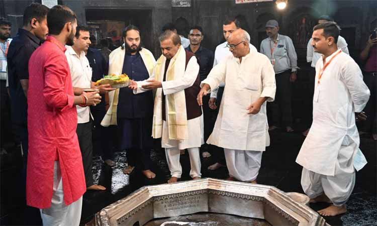 मुकेश अंबानी ने गया में किया पिंडदान, पूर्वजों की आत्मा की मुक्ति के लिए की विशेष पूजा