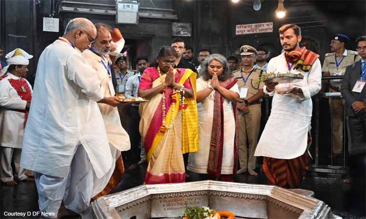 राष्ट्रपति द्रौपदी मुर्मु ने गयाजी में किया पिंडदान, पूर्वजों की आत्मा की शांति के लिए विशेष अनुष्ठान