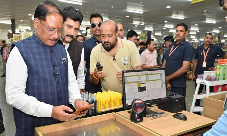 रायपुर : जब मुख्यमंत्री खुद बने ग्राहक : घरेलू सामान की शॉपिंग कर उठाया जीएसटी दरों में कटौती का लाभ